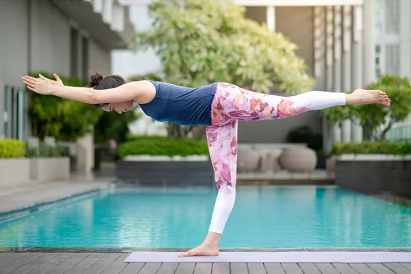 Atractiva Joven Asiática Haciendo Ejercicio Yoga Con Pose Guerrera Iii — Foto de Stock