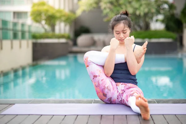 Atractiva Joven Asiática Haciendo Ejercicio Yoga Cerca Piscina Entrenamiento Casa — Foto de Stock