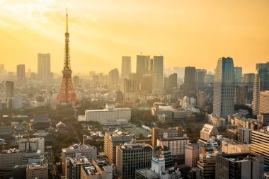 Tokyo, Japonya 'da ufuk çizgisi olan Tokyo Kulesi. Günbatımında Japon tarihi ve modern şehir manzarası.