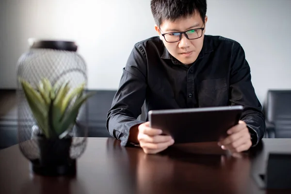 Fiatal Ázsiai Üzletember Digitális Tabletet Használ Irodai Tárgyalóban Férfi Vállalkozó — Stock Fotó