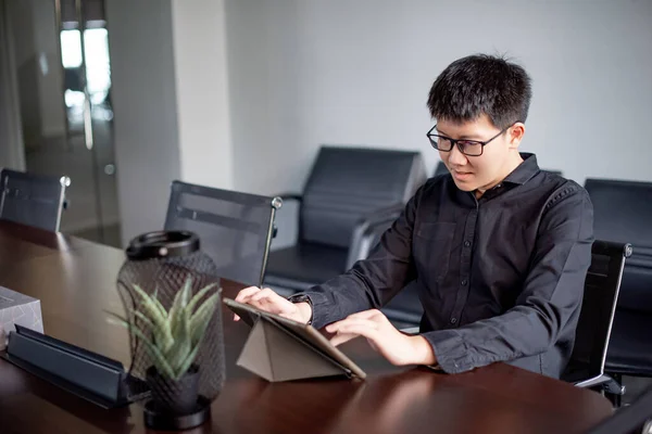 Jovem Empresário Asiático Usando Tablet Digital Sala Reuniões Escritório Empreendedor — Fotografia de Stock