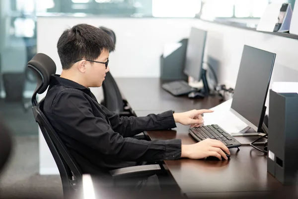 Homem Negócios Asiático Vestindo Óculos Vestidos Preto Trabalhando Com Computador — Fotografia de Stock