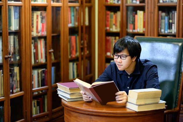 Smart Asian Man University Student Sitting Vintage Bookshelf Reading Book — Stock Photo, Image