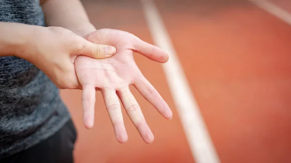 Sportoló Férfi Kéz Fogja Fájdalmas Csuklóját Hogy Gyógyítsa Fájdalmat Miközben — Stock Fotó
