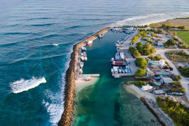 Fuvahmulah Limanı 'ndaki iskele, balıkçılık limanı ve kaplan köpekbalıkları için ünlü dalış alanı, Fuvahmulah Adası, Gnaviyani Mercan ya da Nyaviyani Atoll, Maldivler