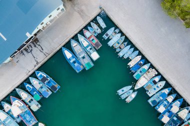 Fuvahmulah Limanı 'ndaki hava manzarası, balıkçı limanı ve kaplan köpekbalıkları için ünlü dalış alanı, Fuvahmulah Adası Güney Maldivler. Deniz turizmi ve tüplü dalış endüstrisi için denizcilik aracı.