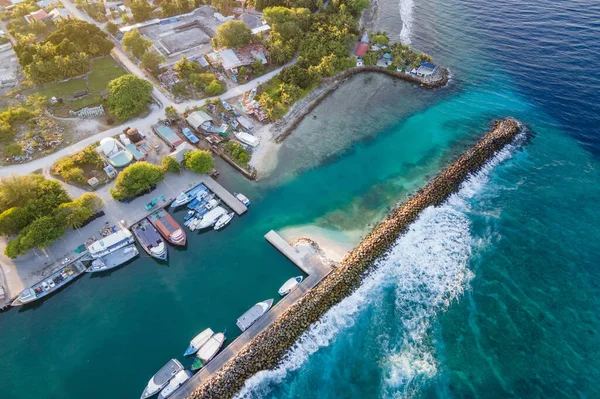 Fuvahmulah港でのボート桟橋の空中ビュー 虎のサメ Fuvahmulah島 Gnaviyani環礁またはNyaviyani環礁 モルディブの有名なダイビングスポット — ストック写真