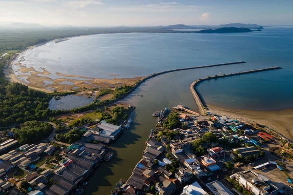 チュンフォン県の河口部 シチョンにある漁村とタイ湾の空中風景 — ストック写真