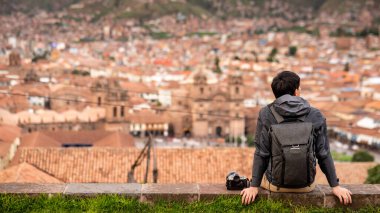 Asyalı turist ve fotoğrafçı Ccusco City 'ye bakıyor. Cusco, Peru 'nun güneydoğusunda, And Dağları' nın Urubamba Vadisi yakınlarında bir şehirdir.