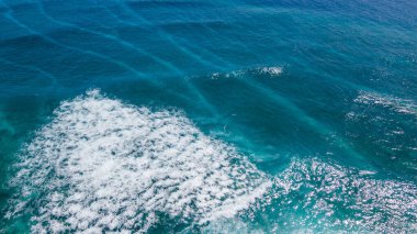 Maldivler 'deki Hint Okyanusu' nun büyük turkuaz dalgasının havadan görünüşü. Yukarıdan gelen egzotik tropik bir manzara. Yaz tatili ya da tatil seyahati kavramları