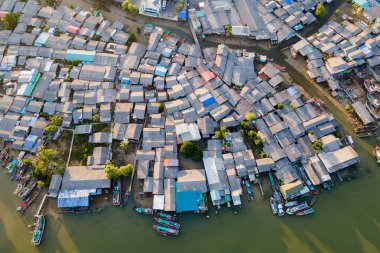 Balıkçı köyü ve balıkçı teknesinin Chumphon, Tayland 'daki haliç bölgesi Pak Nam Sichon' daki havadan görüntüsü..