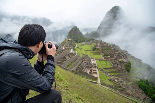 Hombre Asiático Turista Fotógrafo Tomando Fotos Machu Picchu Una Las — Foto de Stock