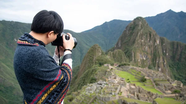 Hombre Asiático Turista Fotógrafo Ropa Peruana Tomando Fotos Machu Picchu — Foto de Stock