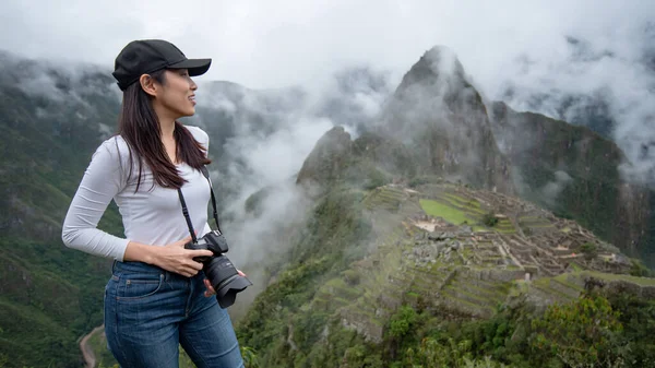 Asiatica Turista Fotografa Guardando Machu Picchu Una Delle Sette Meraviglie — Foto Stock
