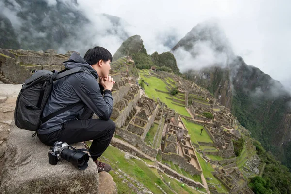 Hombre Asiático Turista Fotógrafo Mirando Machu Picchu Una Las Siete — Foto de Stock