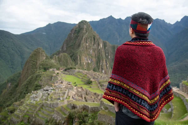 Hombre Asiático Turista Ropa Tradicional Peruana Mirando Machu Picchu Una — Foto de Stock