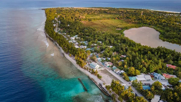 南モルジブのトラサメのための有名なダイビングサイトFuvahmulah島での熱帯ビーチの風景の空中ビュー 夏休みと休暇旅行のコンセプト — ストック写真