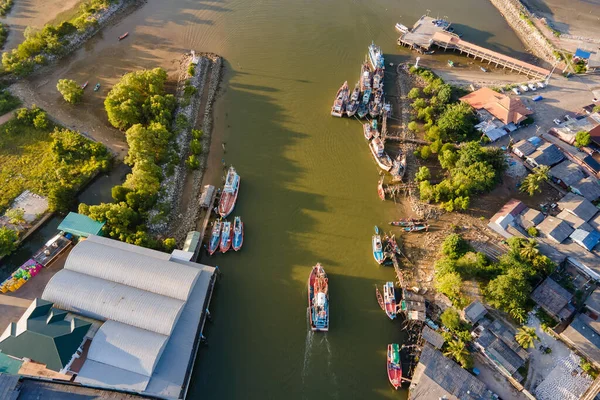 Luftaufnahme Eines Fischerbootes Das Durch Ein Fischerdorf Bei Pak Nam — Stockfoto