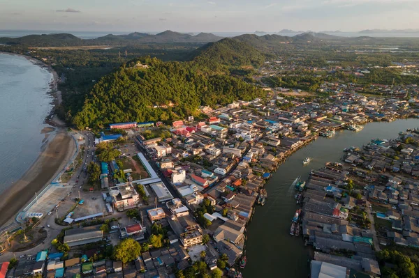チュンフォン県の河口部 シオンの漁村と漁船の空中風景 — ストック写真