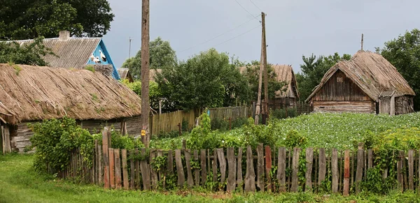 白俄罗斯共和国 布列斯特地区Pinsk区Kachanovichi村 有茅草屋顶的老房子 — 图库照片
