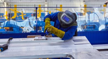 Metro vagonları, tramvaylar ve trenler için metal çerçeve montajı. Kaynakçılar vücut parçalarını birleştirir.