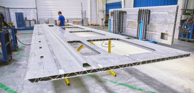 Vagon montaj tesisinde. Hızlı trenler için üretim atölyesi.