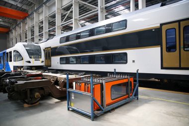Vagon montaj tesisinde. Hızlı trenler için üretim atölyesi. Tren üretimi için fabrika..