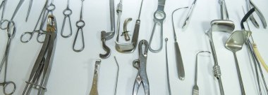 Cerrahi aletler - cerrahi neşter, pens, pens, ameliyat makası - beyaz arka planda izole edilmiş