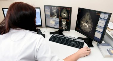 Göğüs ve karın tomografisi, siyah arkaplanda tomografi izole edildi.