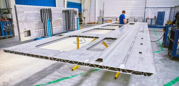 Vagon montaj tesisinde. Hızlı trenler için üretim atölyesi. Yuvarlanan tren stokları için fabrika..