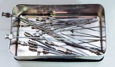 Dezenfeksiyon tepsisine eski enjeksiyon iğnesi.