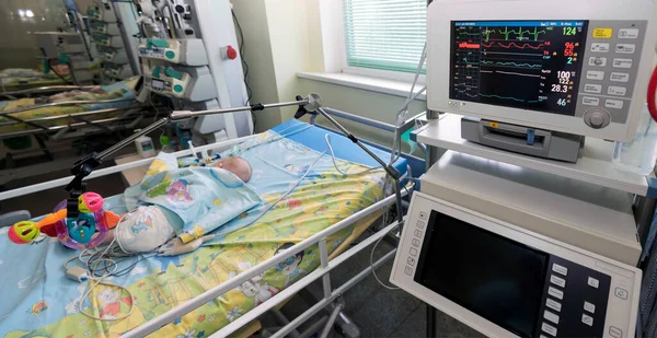 Unscharf Für Den Hintergrund Die Neugeborenen Intensivstation Nicu Das Neugeborene Stockbild