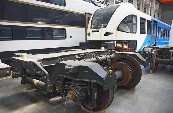 Vagon montaj tesisinde. Hızlı trenler için üretim atölyesi.