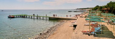 Türkiye 'de plaj, kumsalda güneşlenen turistler.