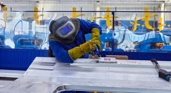 Metro vagonları, tramvaylar ve trenler için metal çerçeve montajı.
