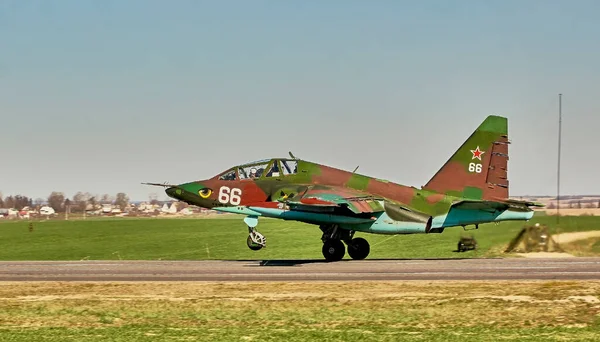 Su25 Froschfuß-Angriffsflugzeug aus nächster Nähe am Himmel mit Wolken. lizenzfreie Stockbilder