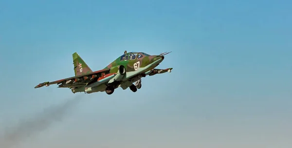 Su25 Froschfuß Angriffsflugzeuge Aus Nächster Nähe Himmel Mit Wolken Während Stockfoto