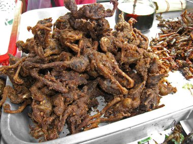 Satılık kızarmış taze kuşlar Chatuchak Hafta sonu pazarı bangkok Tayland, cECP 2013