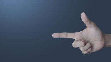 Işık gradyanı mavi arkaplan, iş seyahati sigortası ve güvenlik konsepti üzerinde rozet simgesine sahip uçak