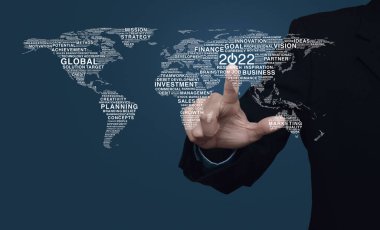 2022 'ye basan iş adamı küresel iş dünyası sözcükleriyle iş ikonu oluşturdu dünya haritası gradyan açık mavi arkaplan üzerinde, 2022 yeni yılı küresel iş kurma kavramı, NASA tarafından desteklenen bu görüntünün elemanları