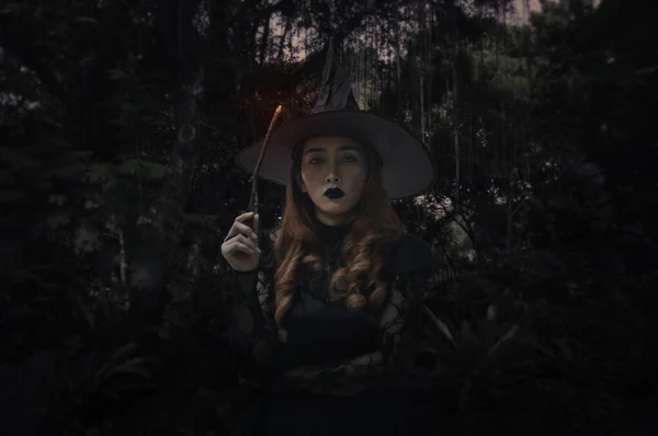 Bruja Halloween Sosteniendo Varita Mágica Pie Sobre Bosque Oscuro Árbol — Foto de Stock