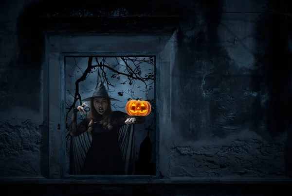 Halloween Czarownica Dyni Potwór Głowa Stojąca Starym Oknie Uszkodzone Ściany — Zdjęcie stockowe