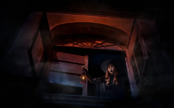 Bruxa Halloween Segurando Lâmpada Antiga Antigo Castelo Janela Antiga Conceito — Fotografia de Stock