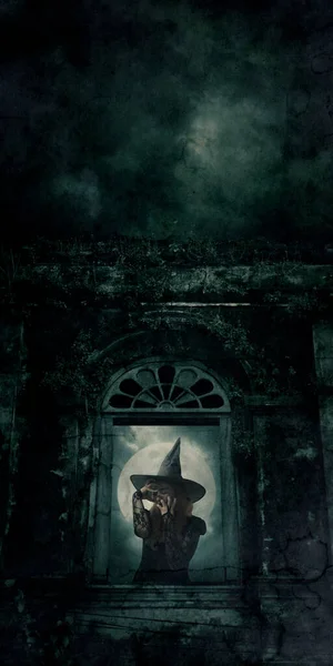 Bruxa Assustadora Halloween Sobre Janela Castelo Antigo Lua Cheia Com — Fotografia de Stock