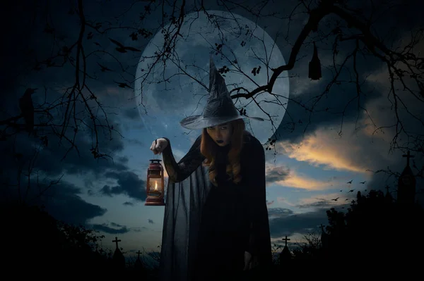 Bruxa Halloween Segurando Lâmpada Antiga Sobre Cruz Igreja Corvo Morcego — Fotografia de Stock