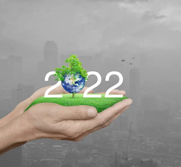 2022 Witte Tekst Met Planeet Boom Groen Grasveld Mensenhanden Vervuiling — Stockfoto