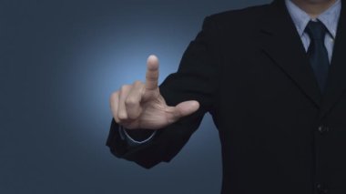 İş adamı 2022 'ye basarak gradyan açık mavi arkaplan üzerine düz simge oluşturun, İş Mutlu Yeni Yıl Kapağı konsepti