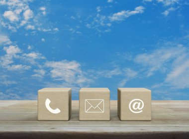 Telefon, e-posta, e-posta adresi simgesi ahşap küpler üzerinde mavi gökyüzü üzerinde beyaz bulutlar, iş müşteri hizmetleri ve çevrimiçi konsepti desteklemek