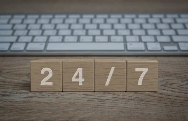 木製のテーブルの上に木製のブロックキューブ上の247文字現代のコンピュータキーボード ビジネスフルタイムサービスオンラインコンセプト — ストック写真