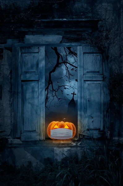 Cadılar Bayramı Balkabağı Balkabağı Eski Hasarlı Ahşap Pencereye Tıbbi Maske — Stok fotoğraf